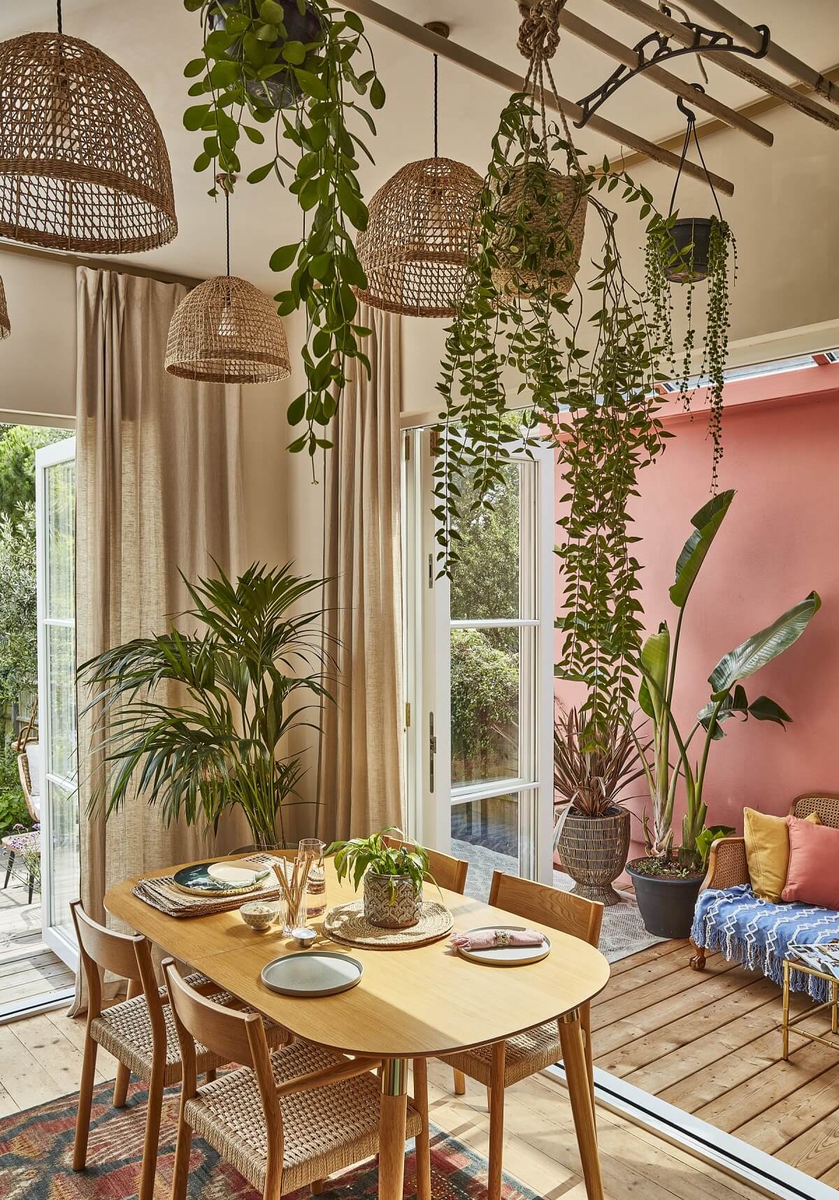 salle à manger avec plantes décoration bohème