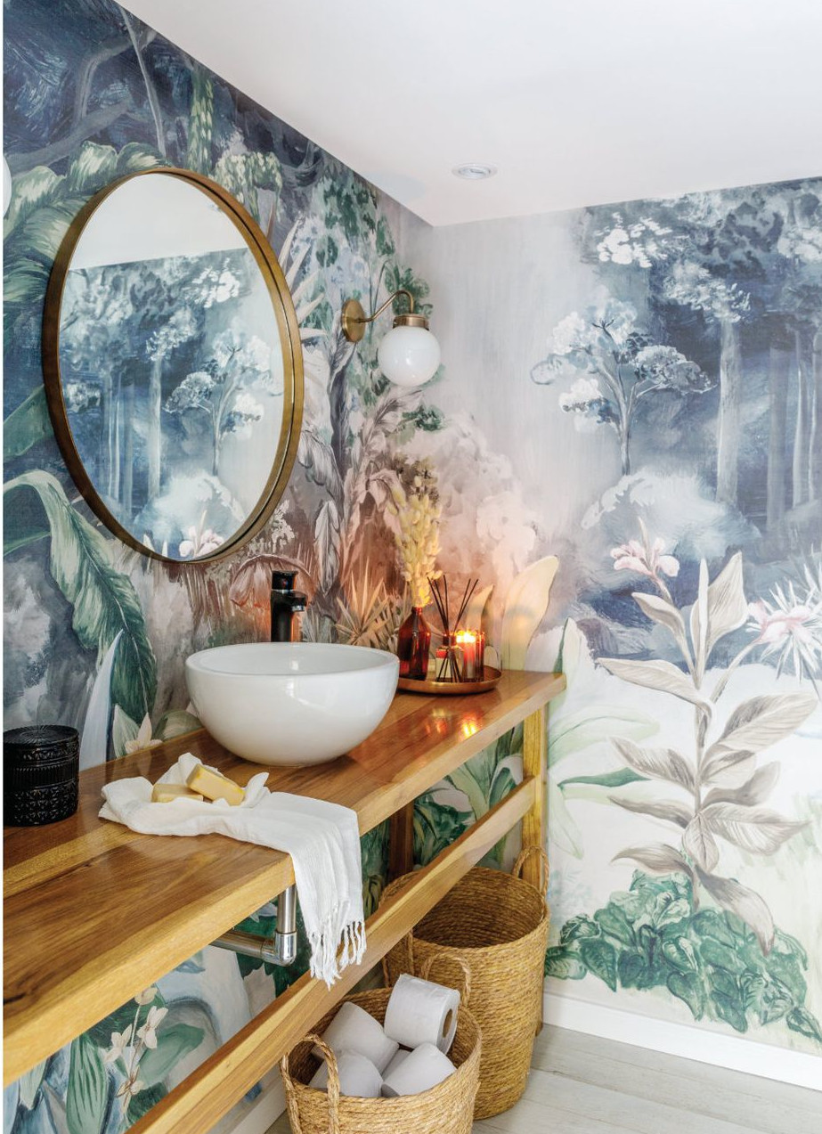 salle de bain avec papier-peint exotique