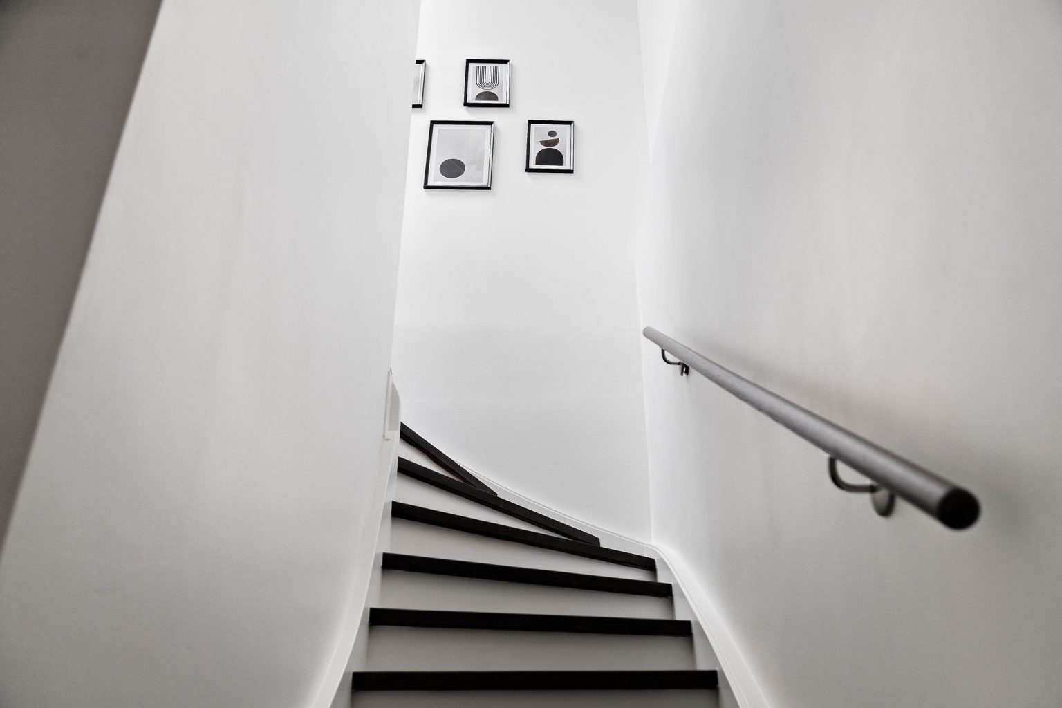 escalier noir et blanc