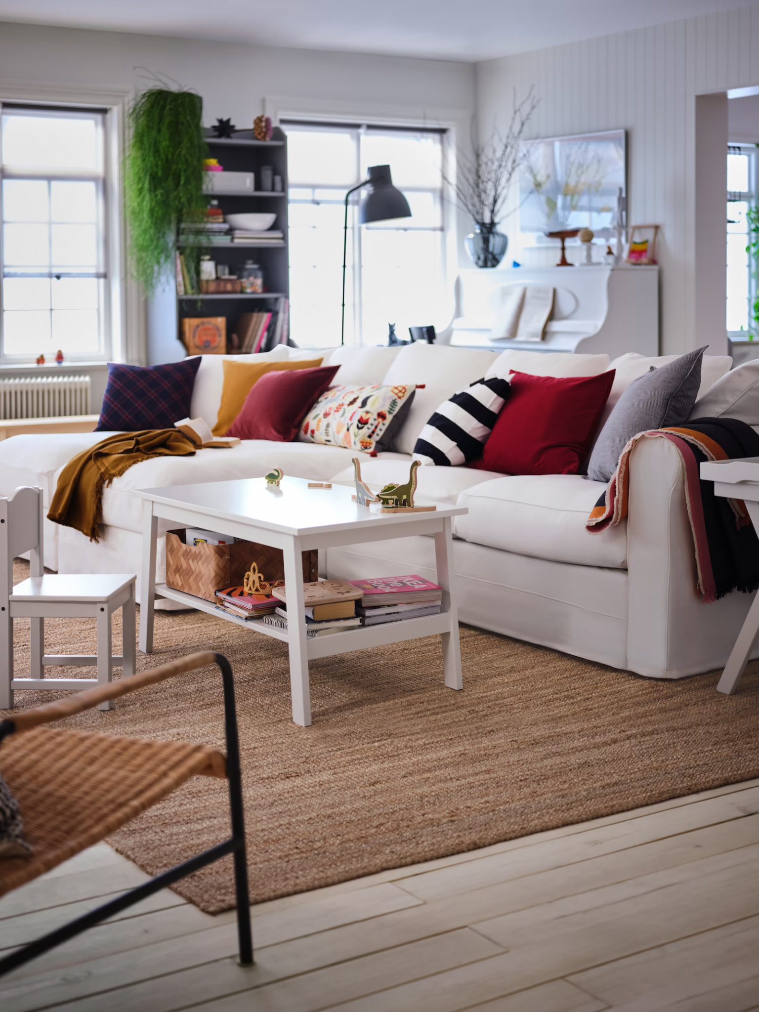salon avec canapé IKEA blanc
