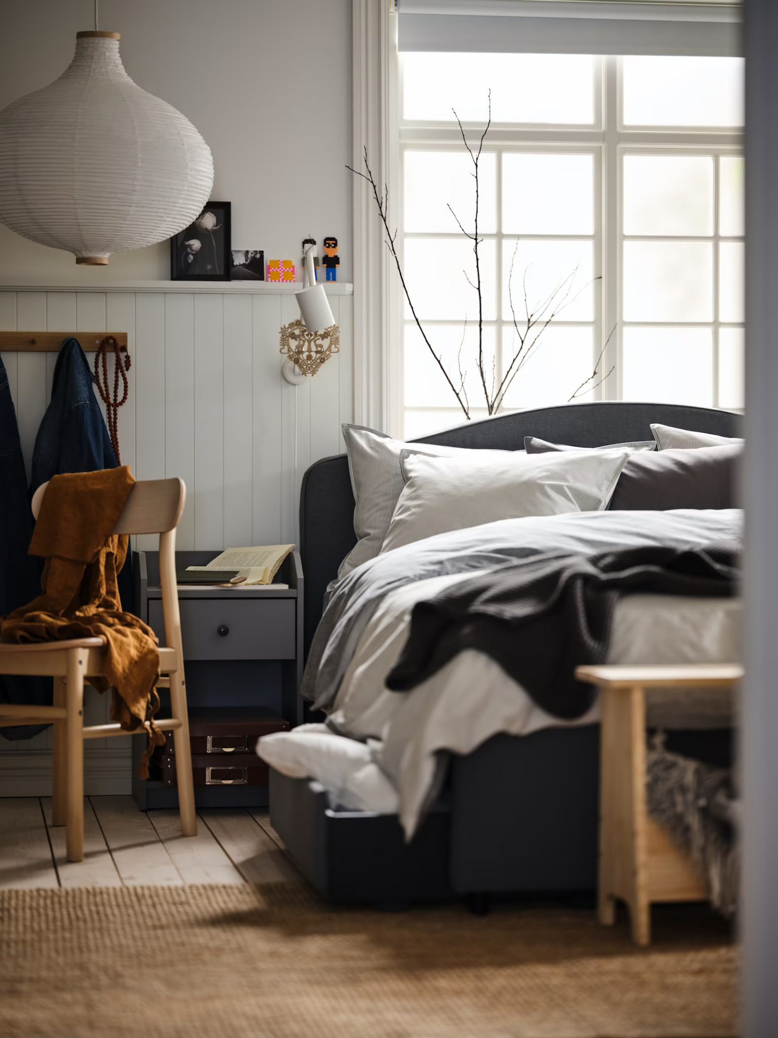 chambre avec lit gris à tiroirs IKEA