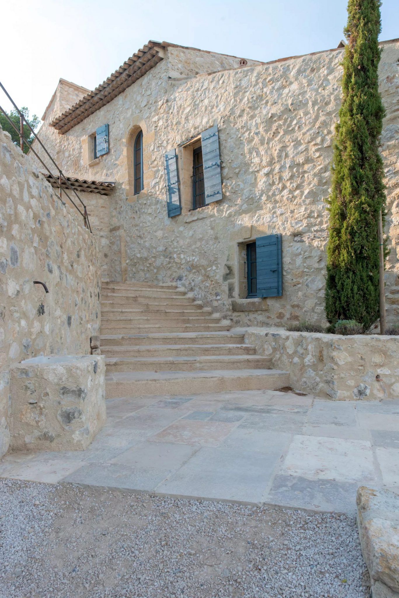 façace maison en pierres rénovée en Provence