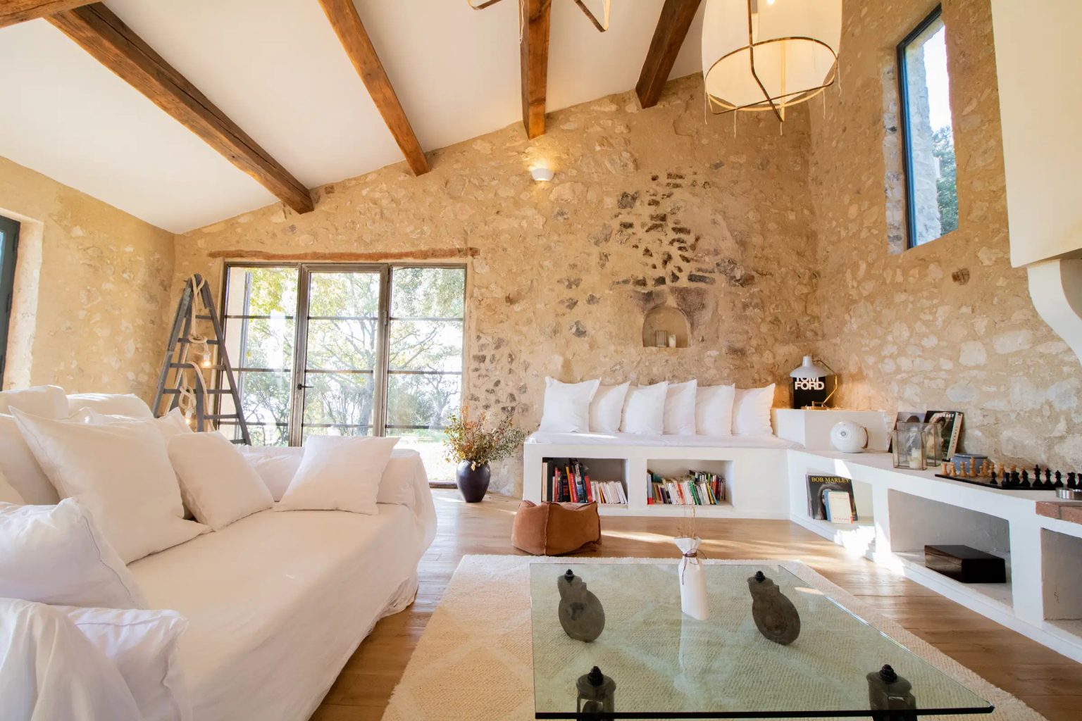 salon maison en pierres rénovée Provence
