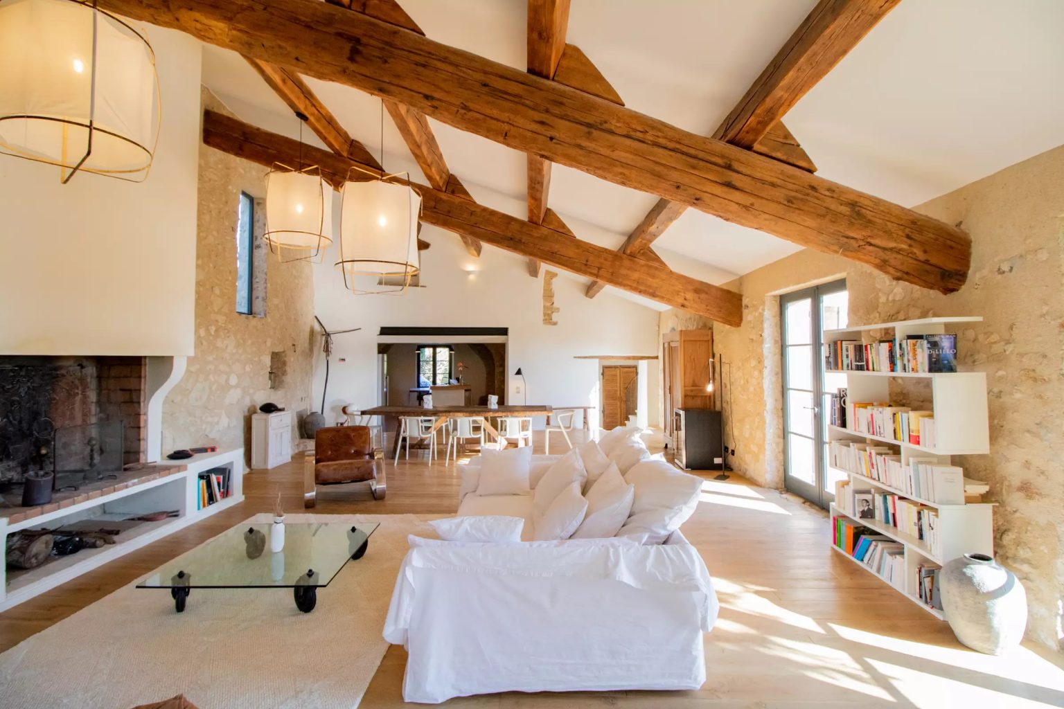salon maison en pierres rénovée Provence