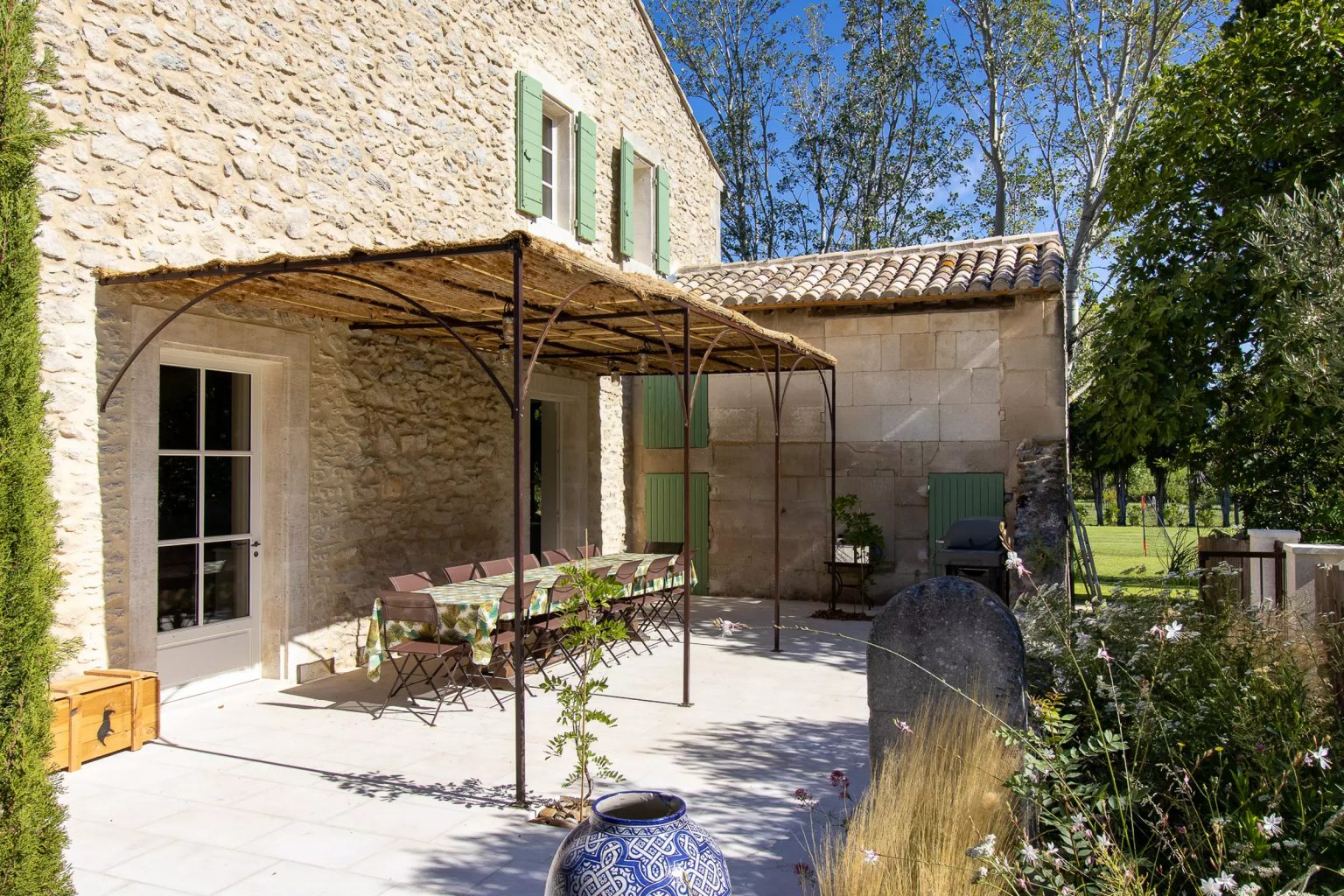 terrasse maison en pierres Provence