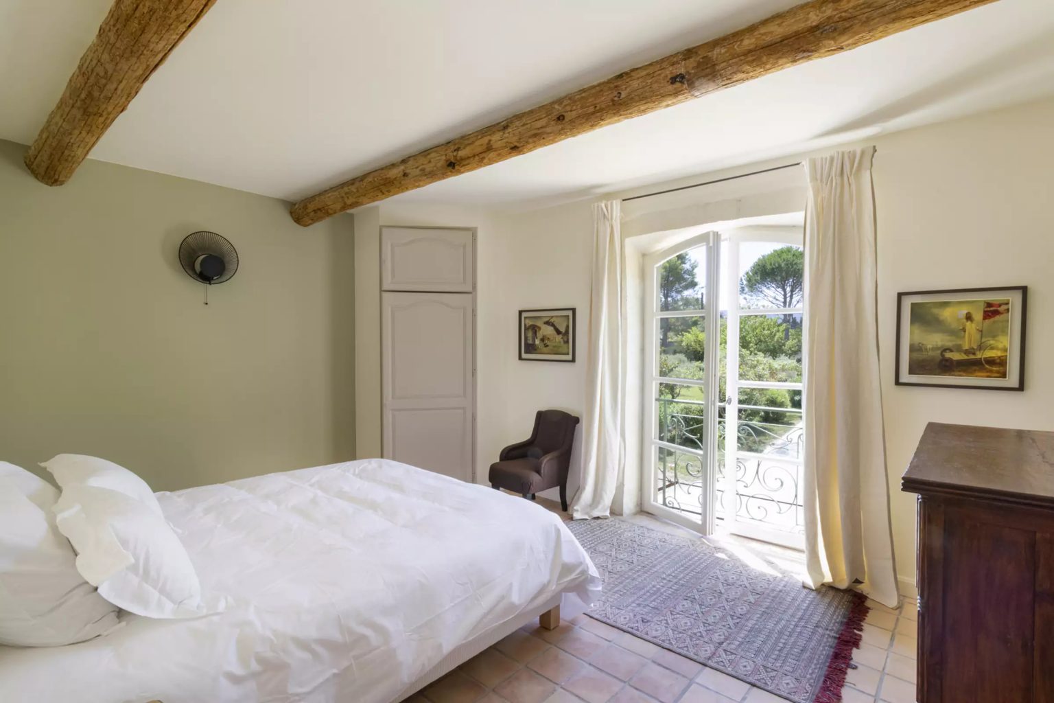 chambre avec poutres maison en pierres Provence