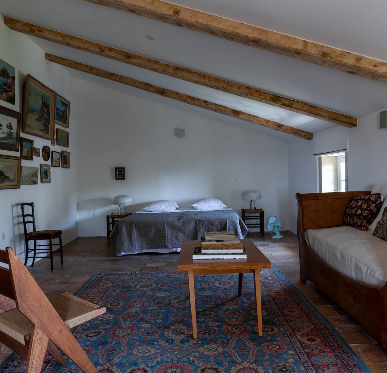 chambre avec poutres maison rénovée en Provence