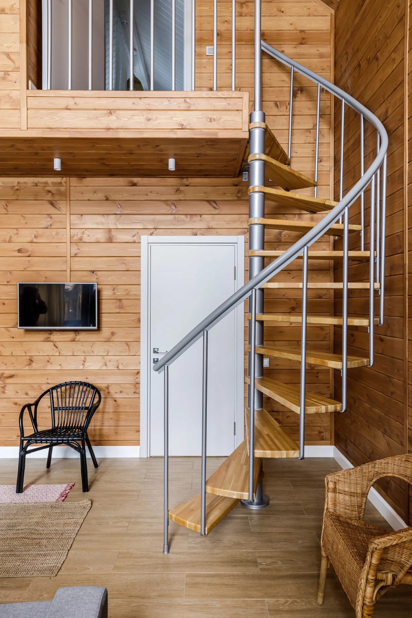 escalier métal dans maison en bois