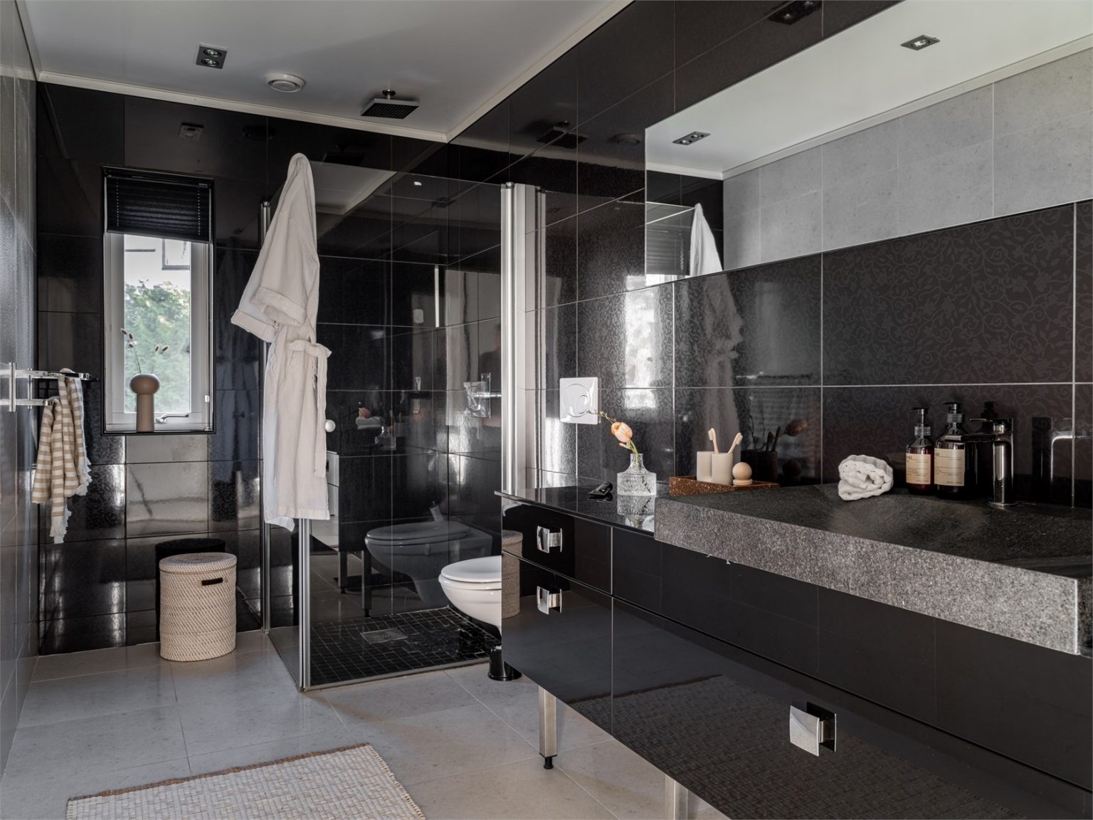 salle de bain noire décoration design