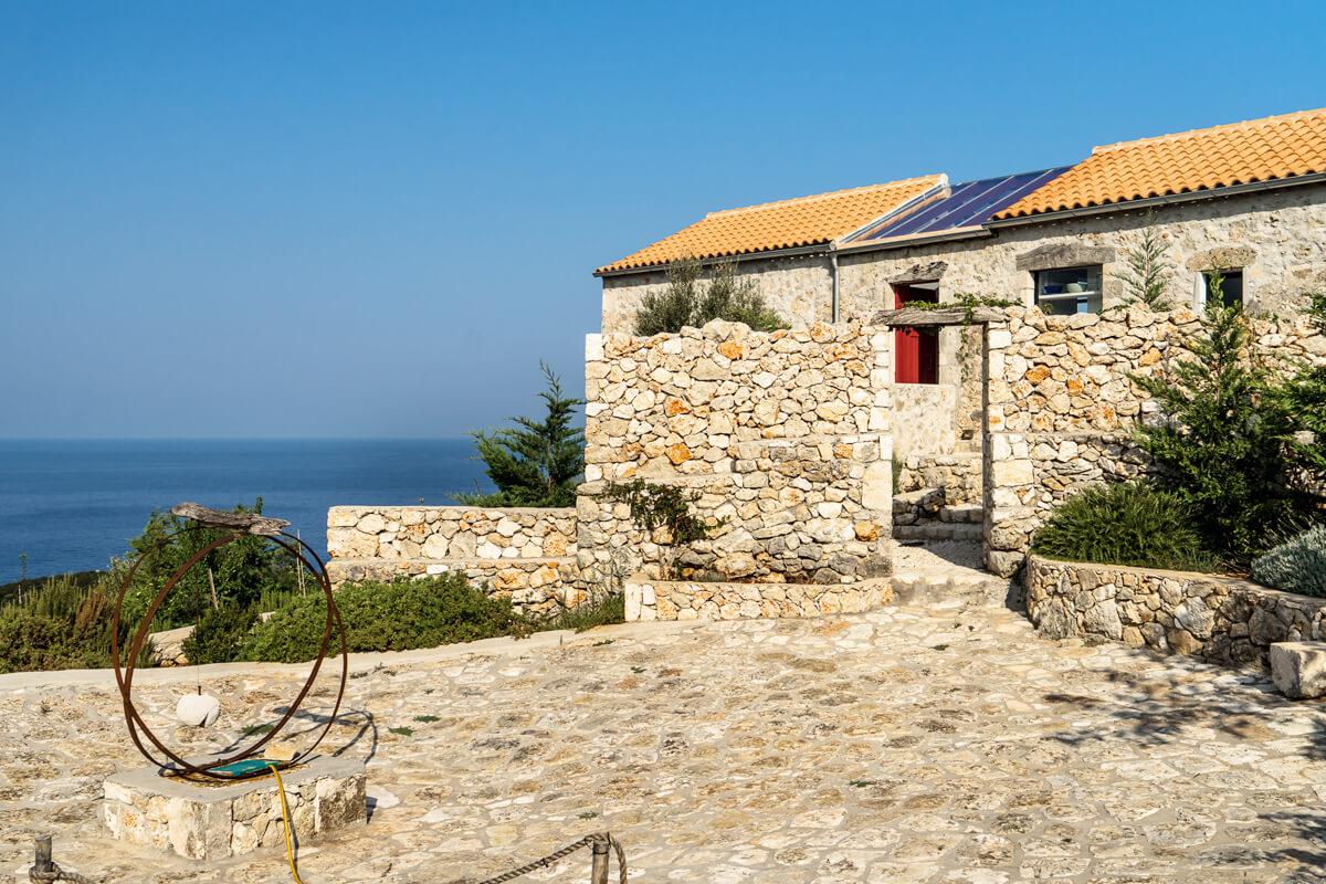façade maison grecque en pierres