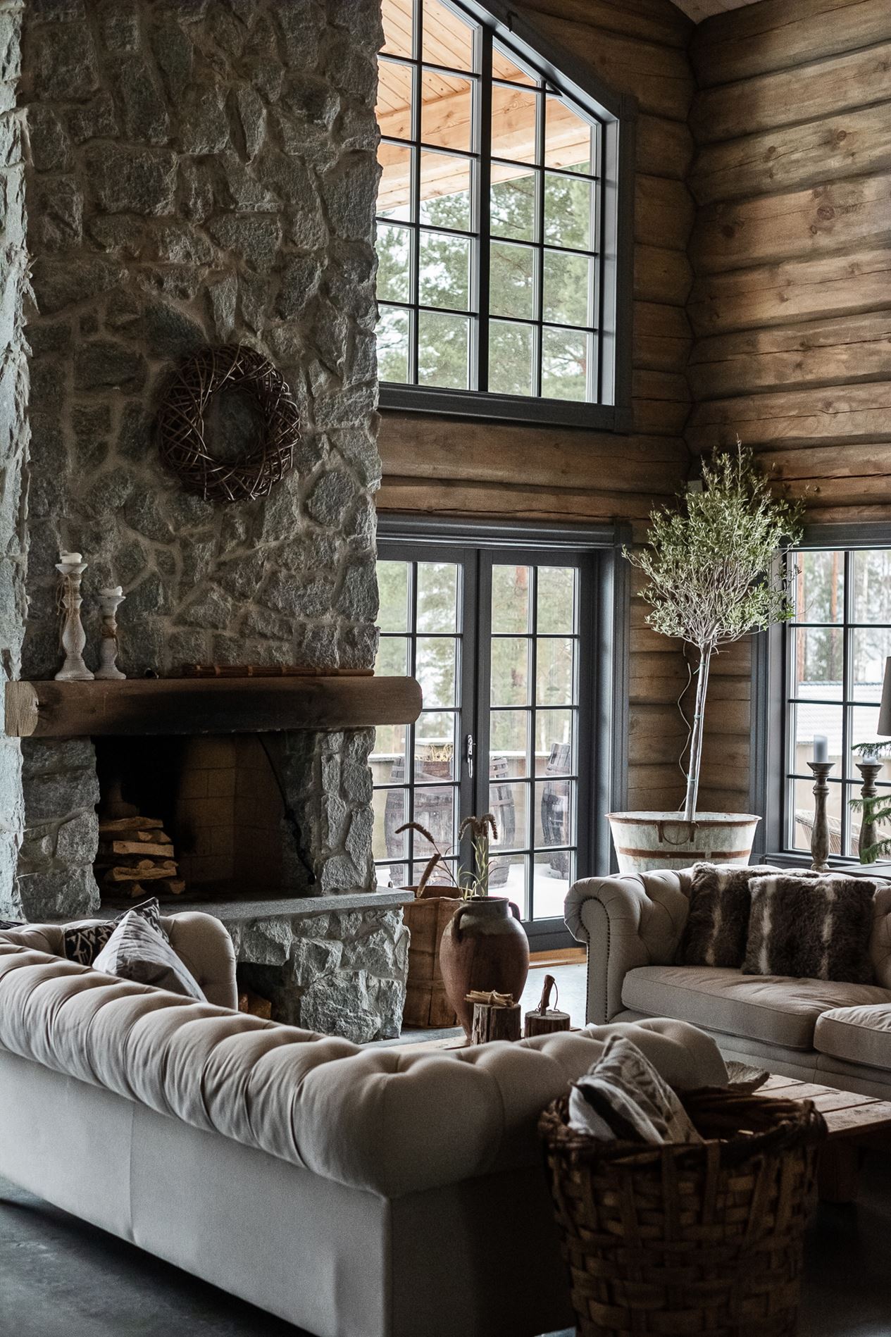 salon maison en bois avec cheminée en pierre