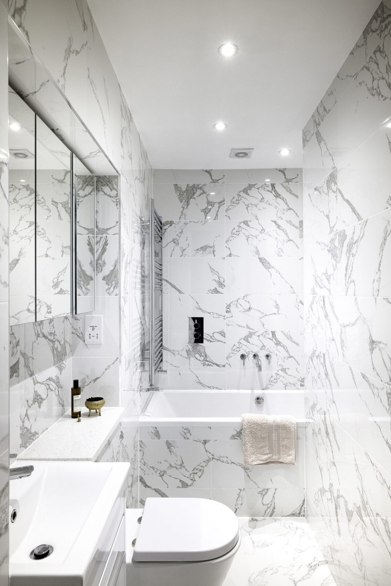 salle de bain marbre blanc