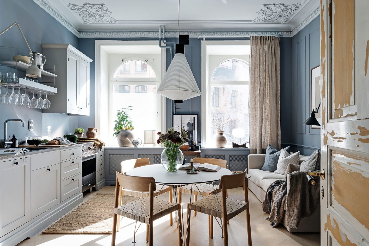 cuisine ouverte et salon appartement décoration bleue