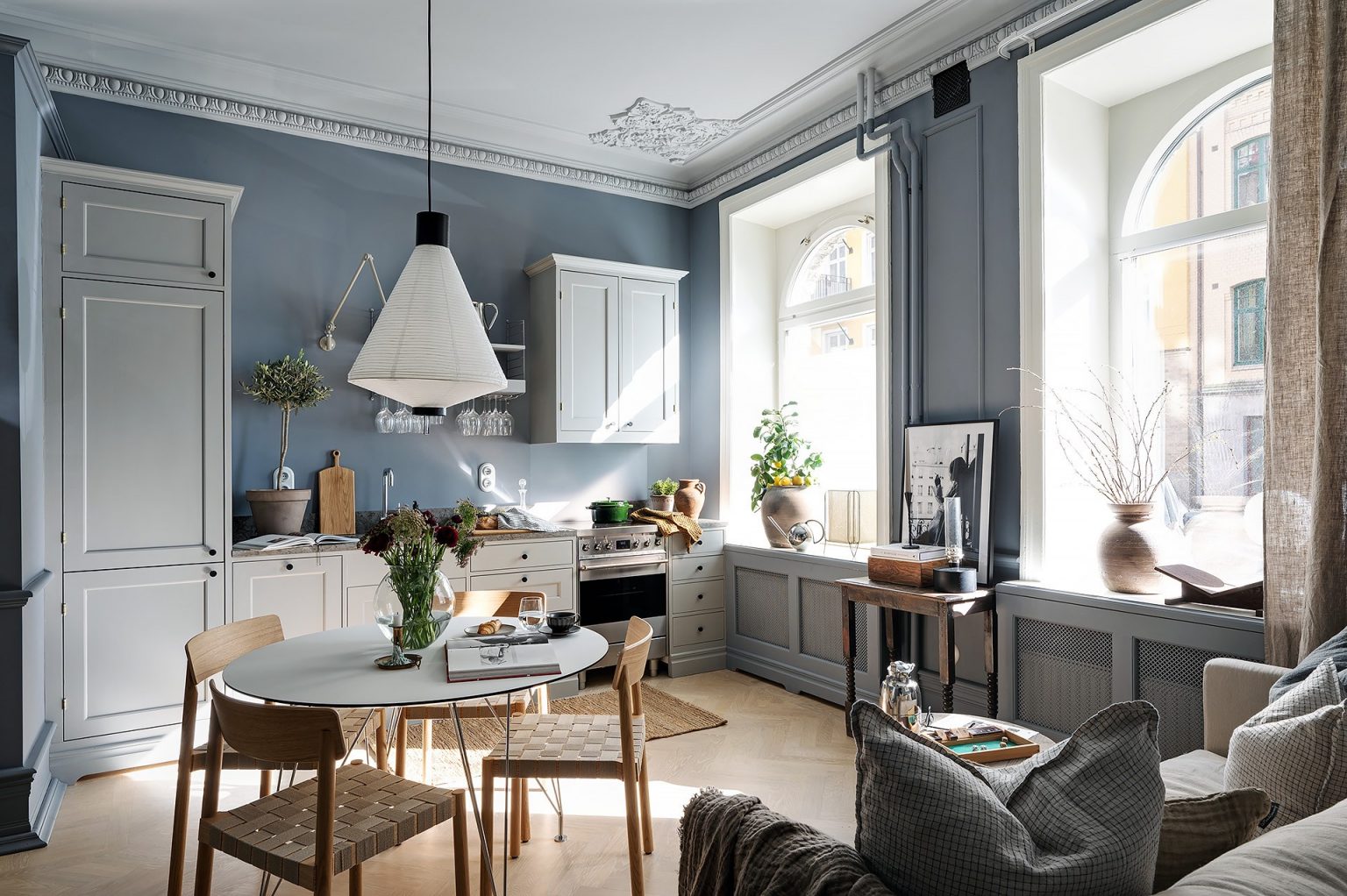 salon avec cuisine ouverte appartement décoration bleue