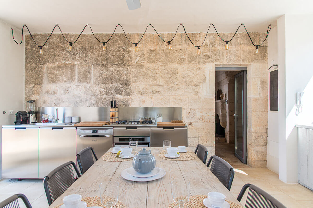 cuisine design avec mur de pierres maison contemporaine