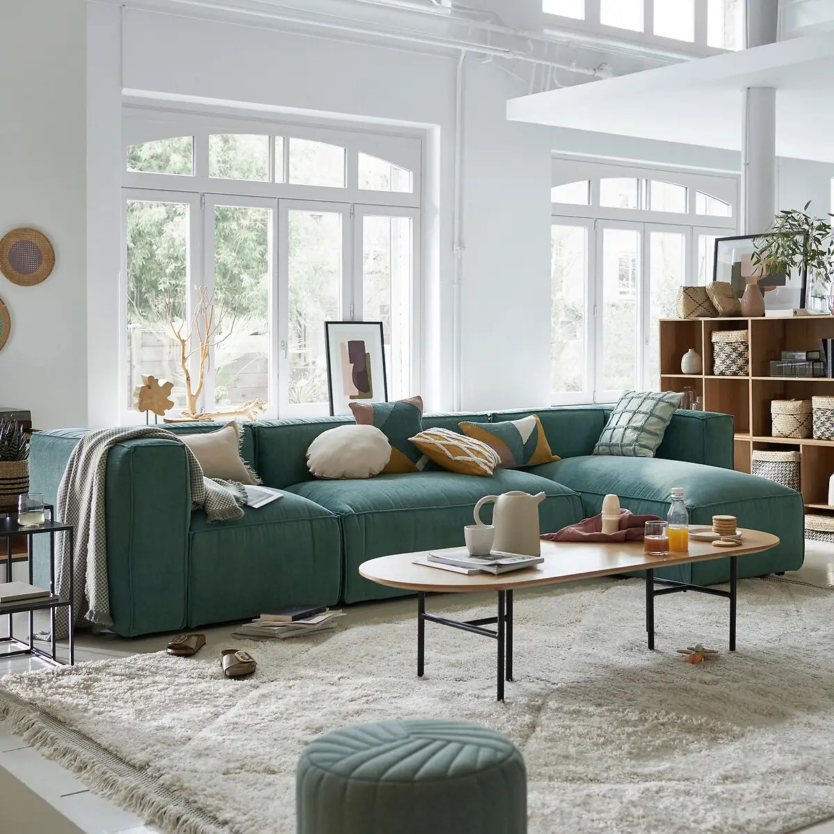 salon avec canapé vert design
