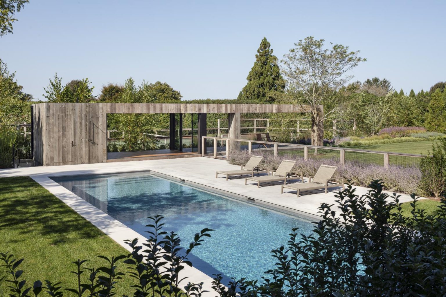 piscine avec pool house maison en bois