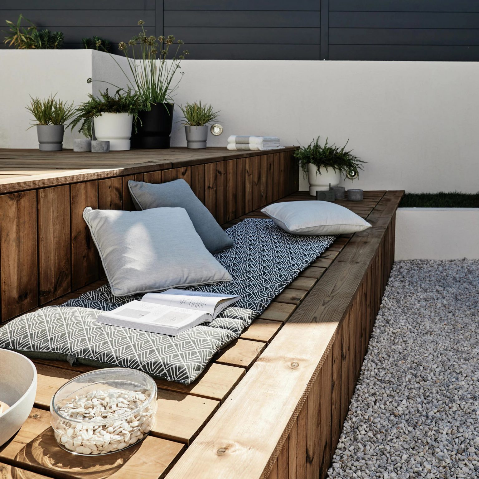 jardin avec spa dans terrasse bois