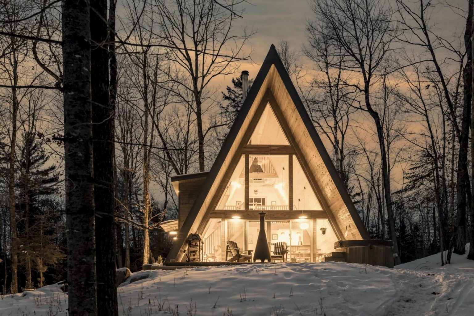 Une maison A Frame minimaliste en bois clair au Québec