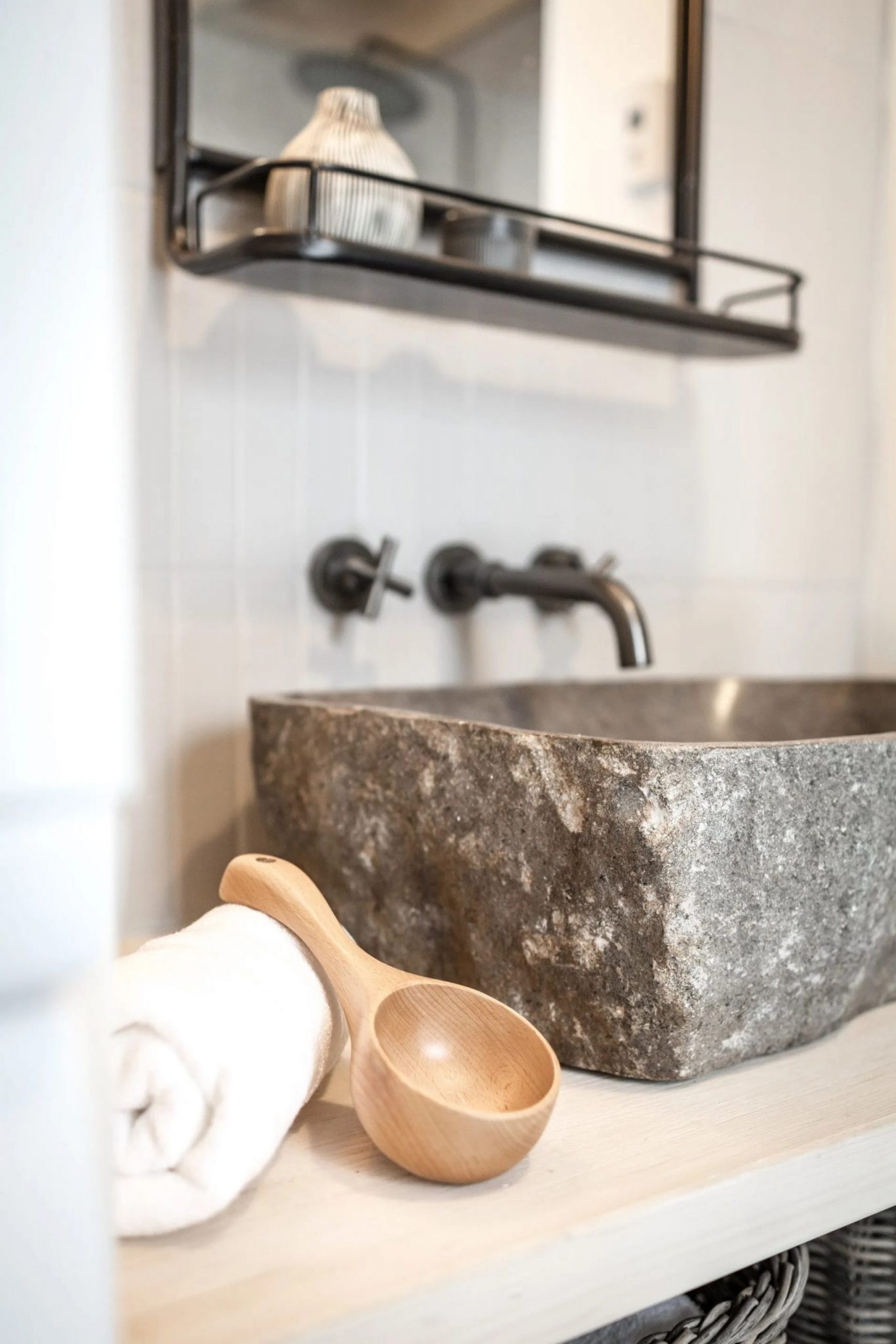 salle de bain avec vasque en pierre