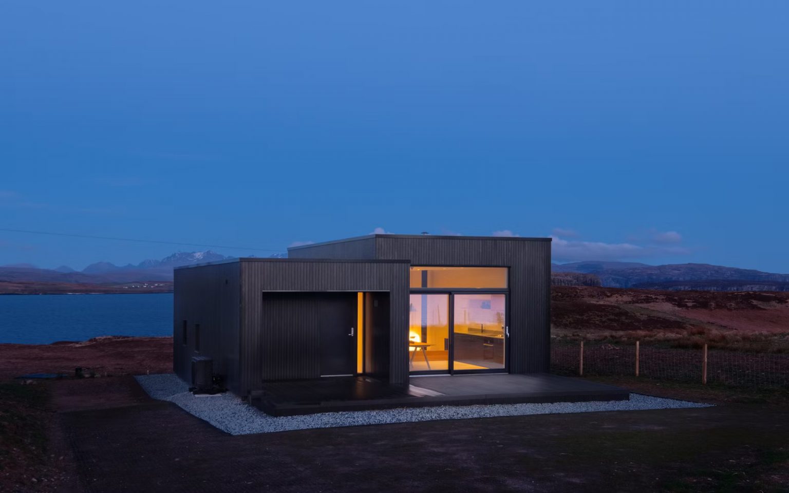 maison minimaliste en bois noir