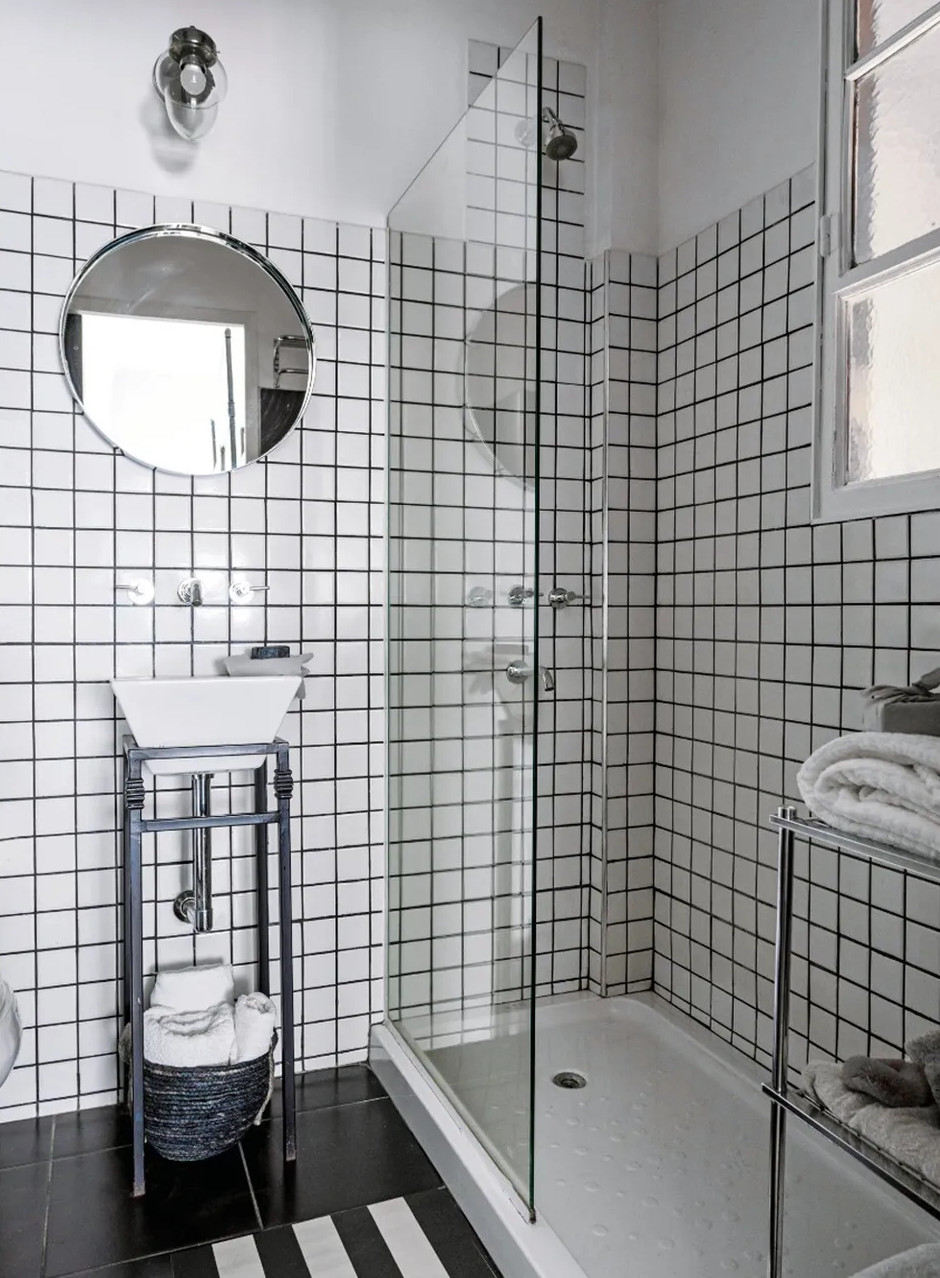 salle de bain design carrelage blanc joints noirs