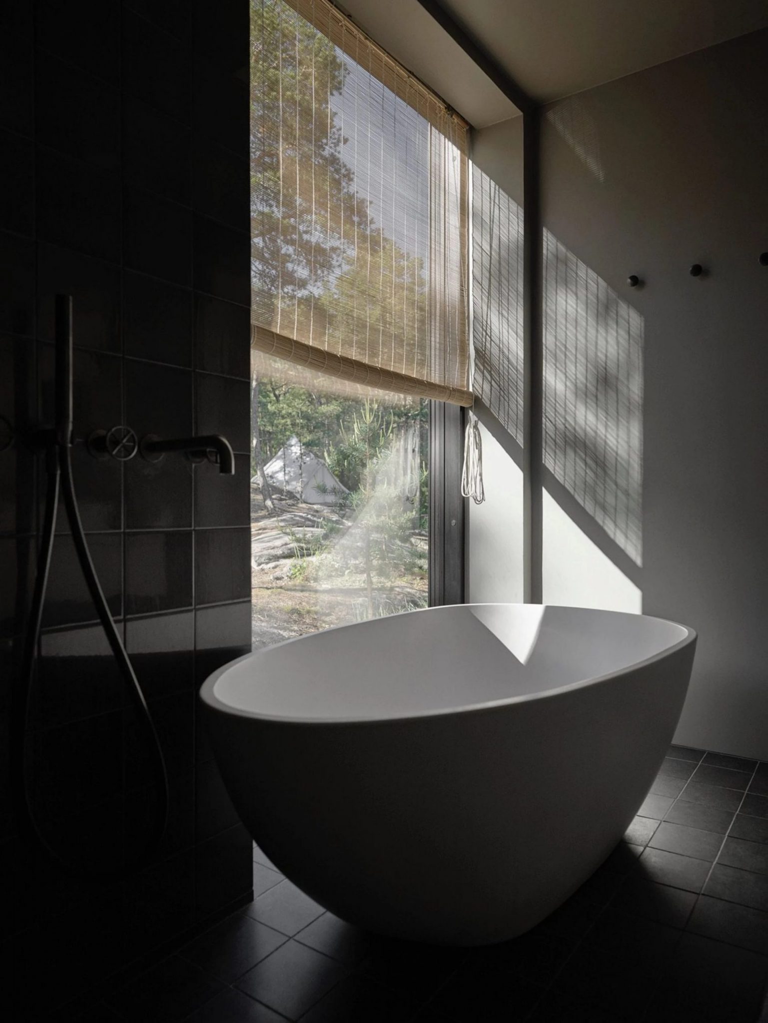 salle de bain design avec baignoire îlot