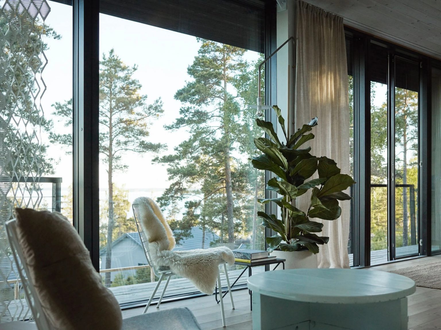 salon avec baies vitrées maison en bois