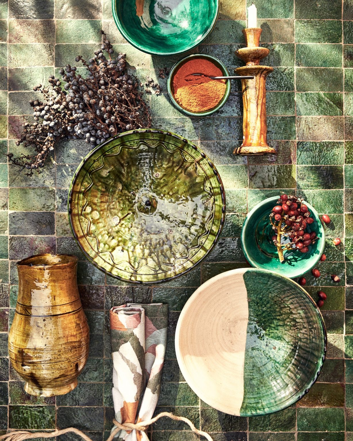 table avec vaisselle artisanale maroc