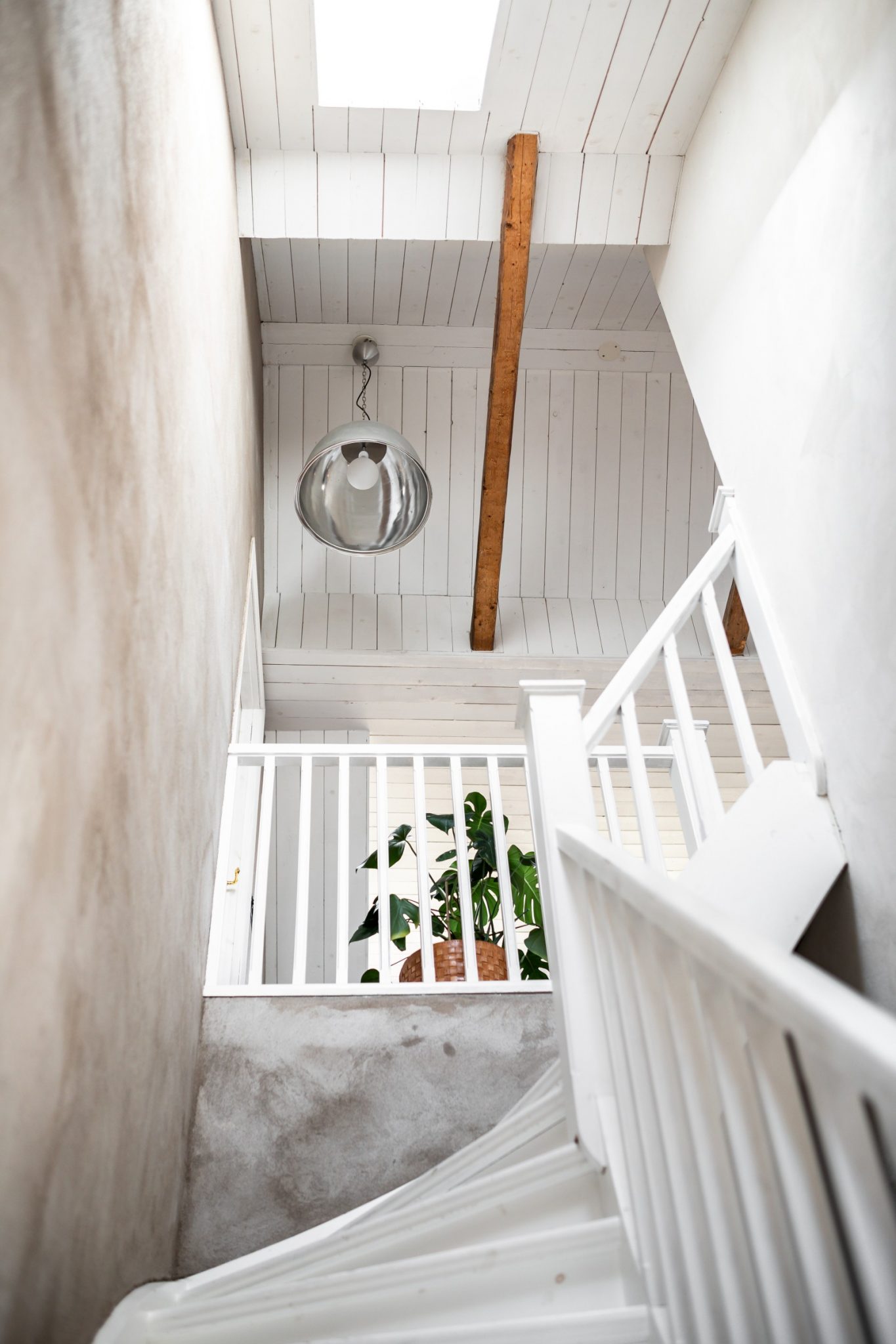 escalier blanc maison rénovée