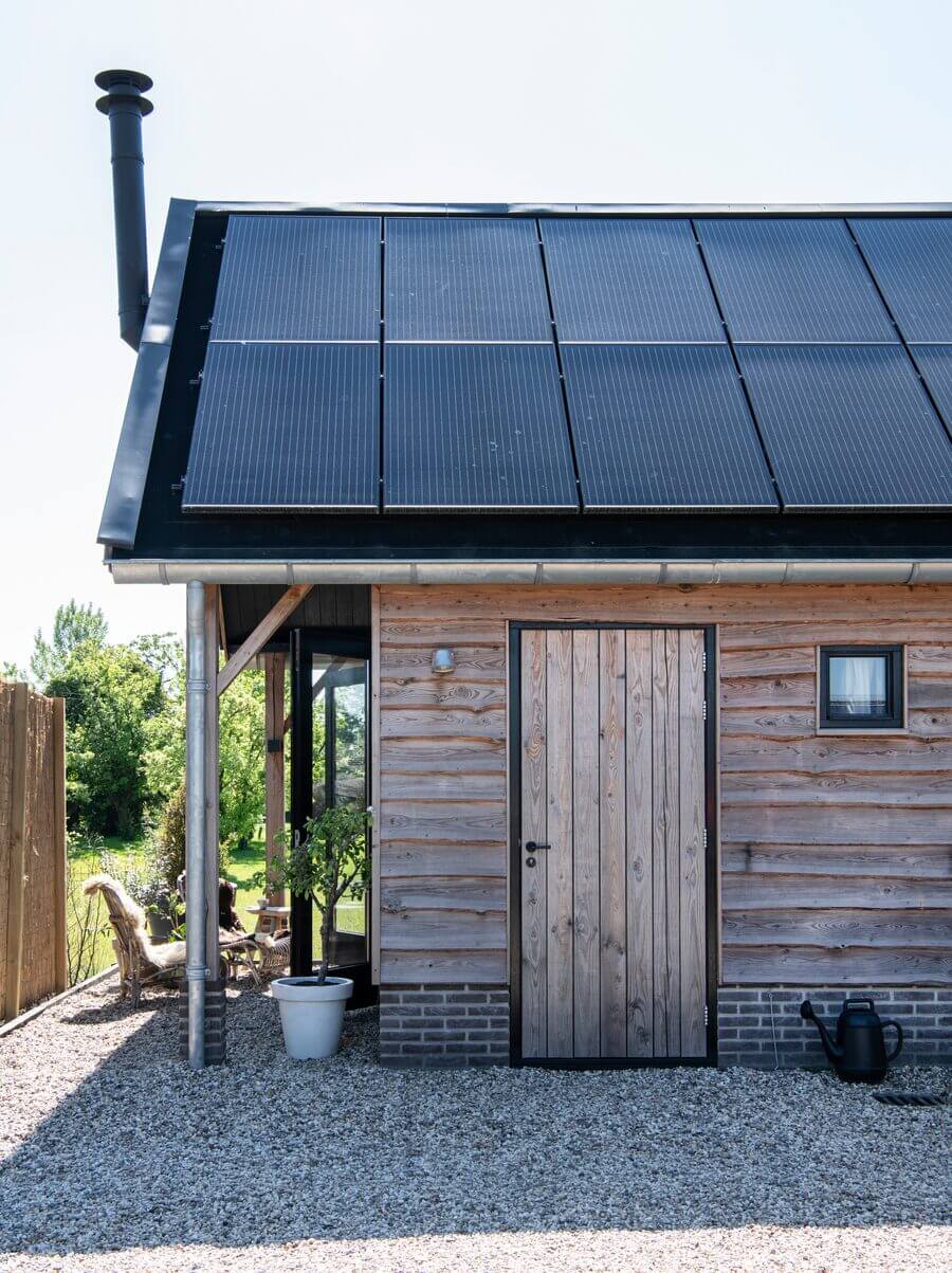 mini maison bois toit panneaux solaires