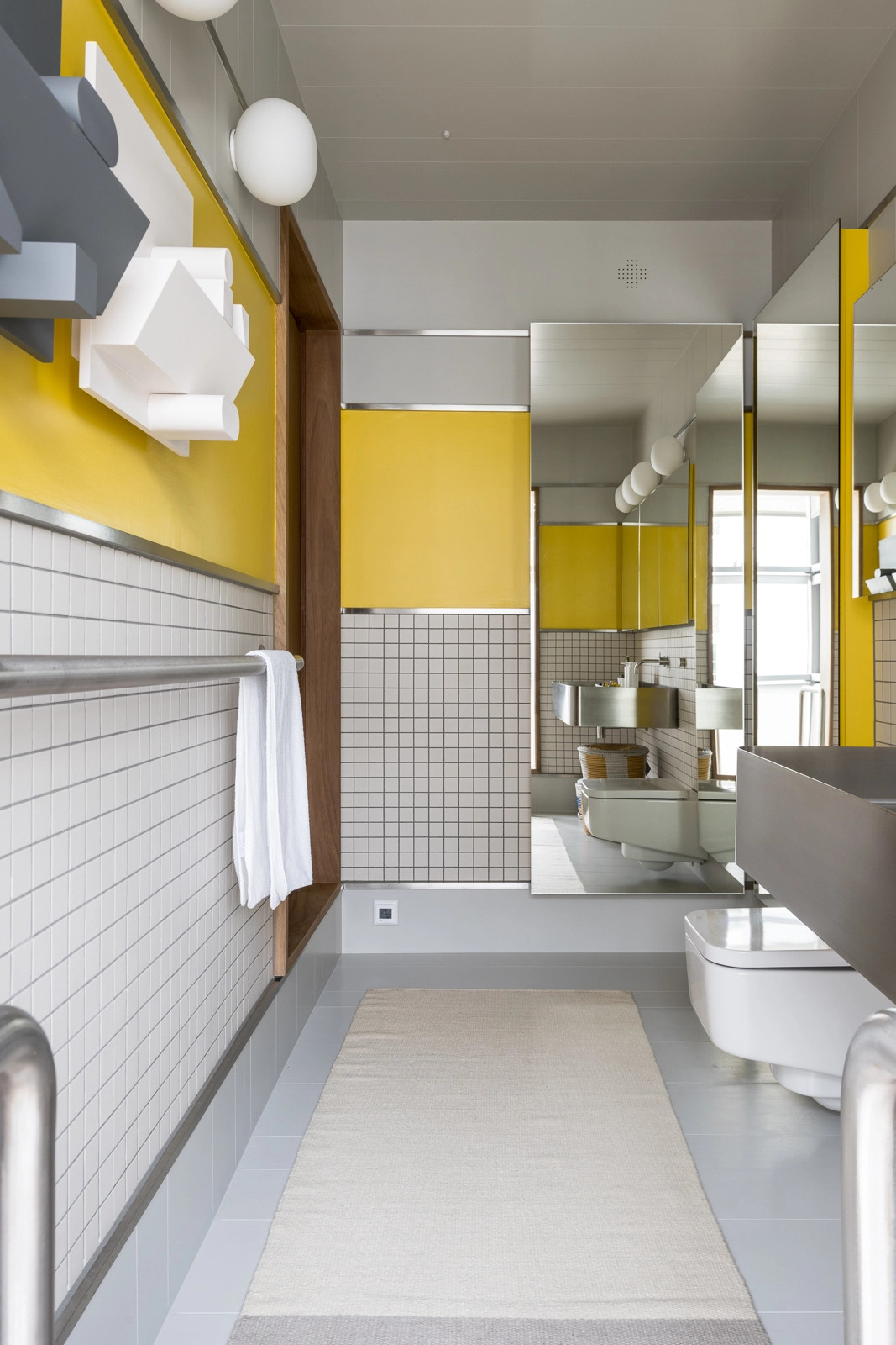 salle de bain blanche et jaune