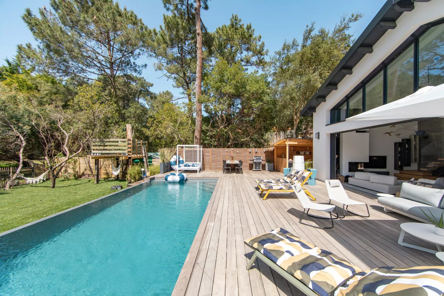 terrasse bois avec piscine