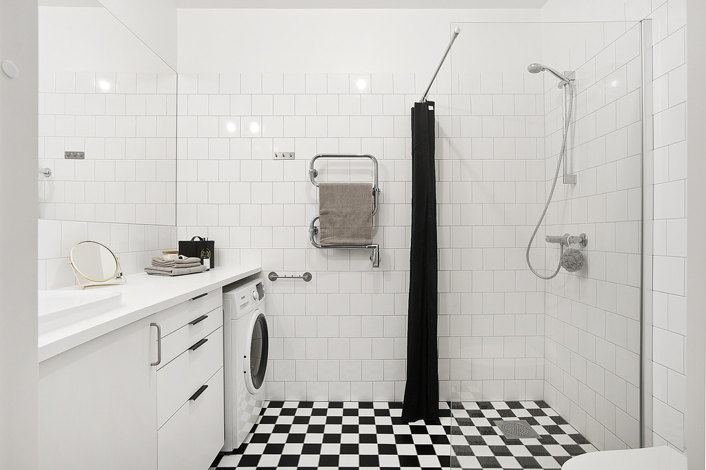 salle de bain blanche sol à damier décoration design