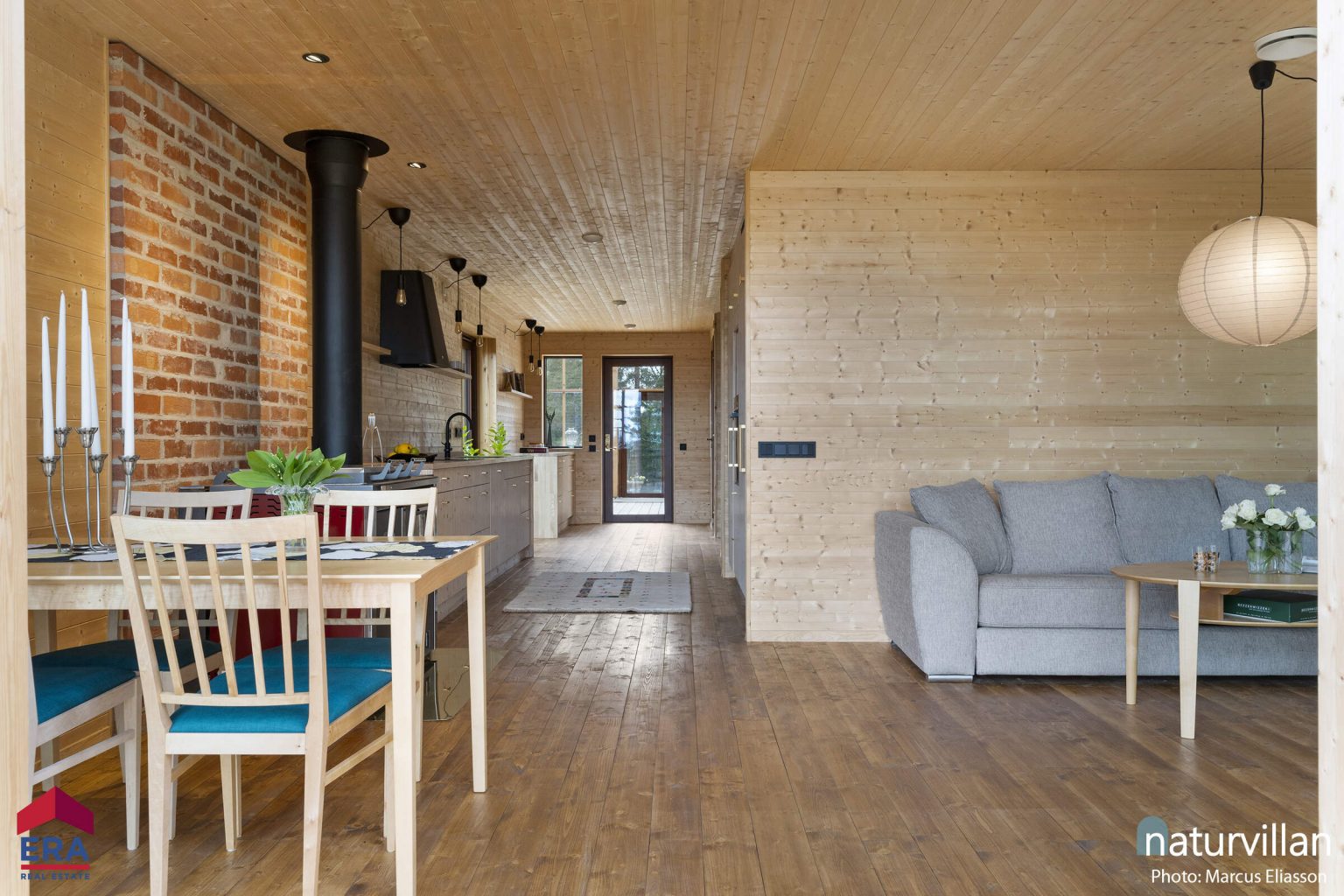 salon maison en bois avec cuisine ouverte