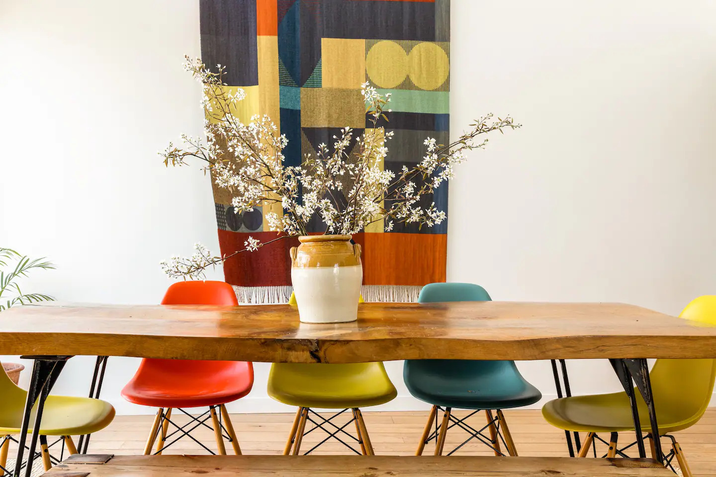 salle à manger avec chaises colorées