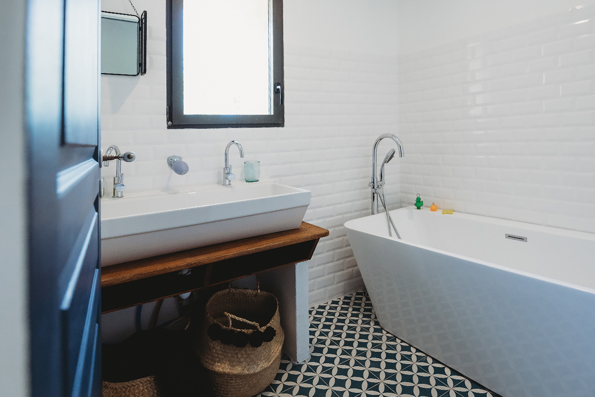 salle de bain design avec carreaux de ciment