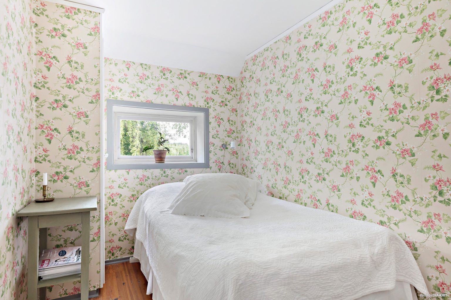 chambre avec papier-peint fleuri