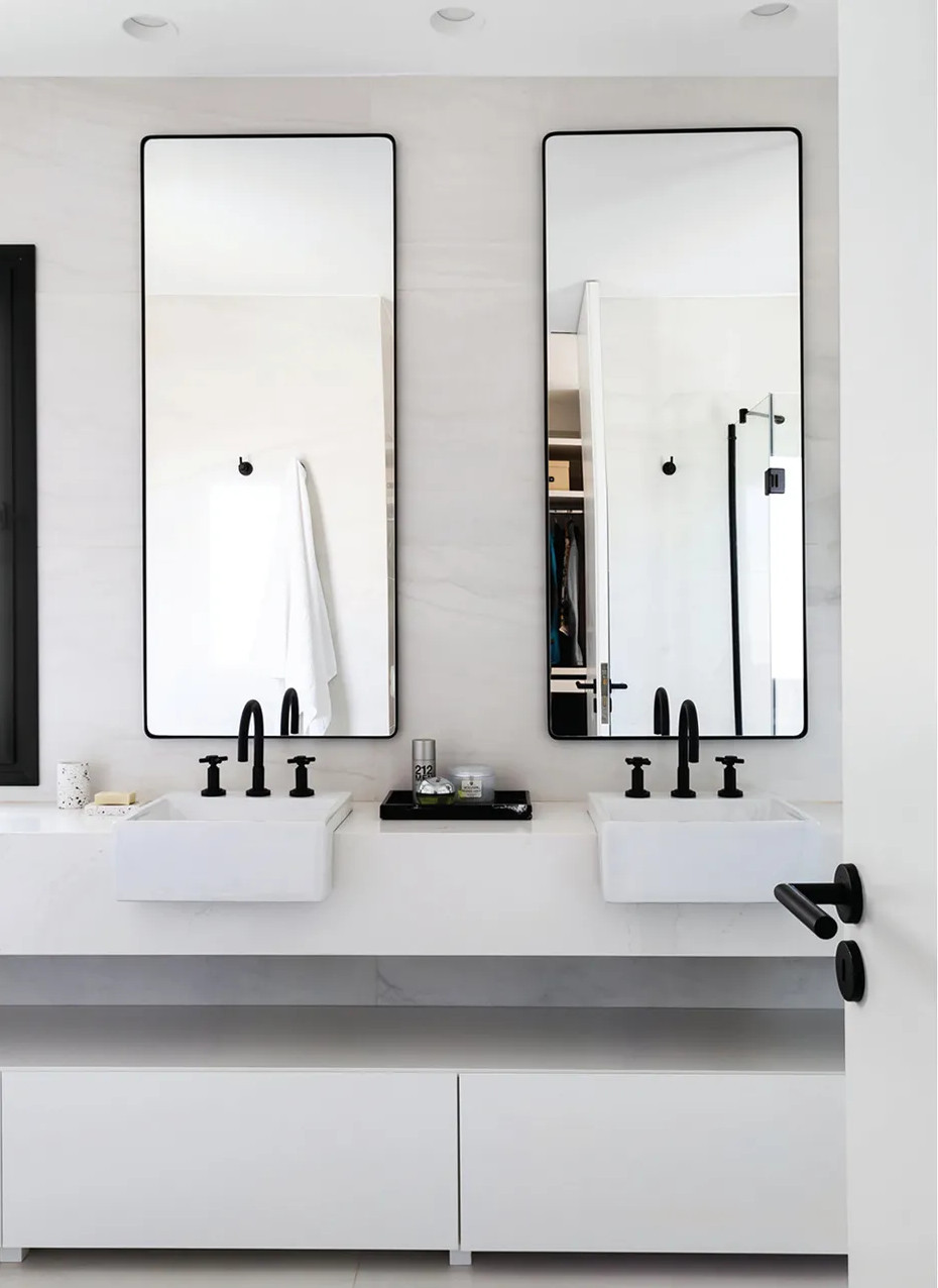 salle de bain blanche et noire décoration contemporaine et minimaliste