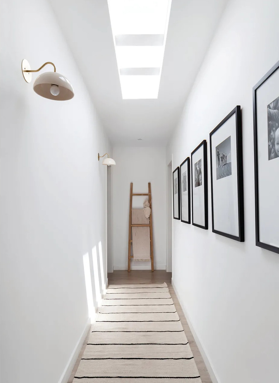 couloir décoration contemporaine et minimaliste cadres noirs