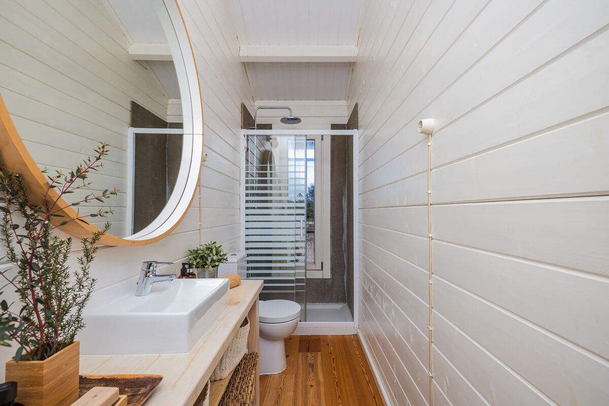 salle de bain murs bardés bois blanc
