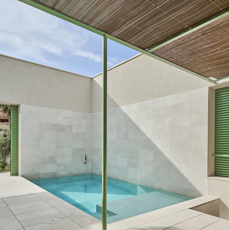 piscine dans le pation maison d'architecte