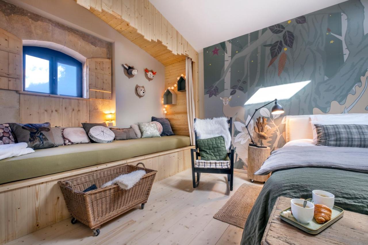 chambre avec lit cabane bois