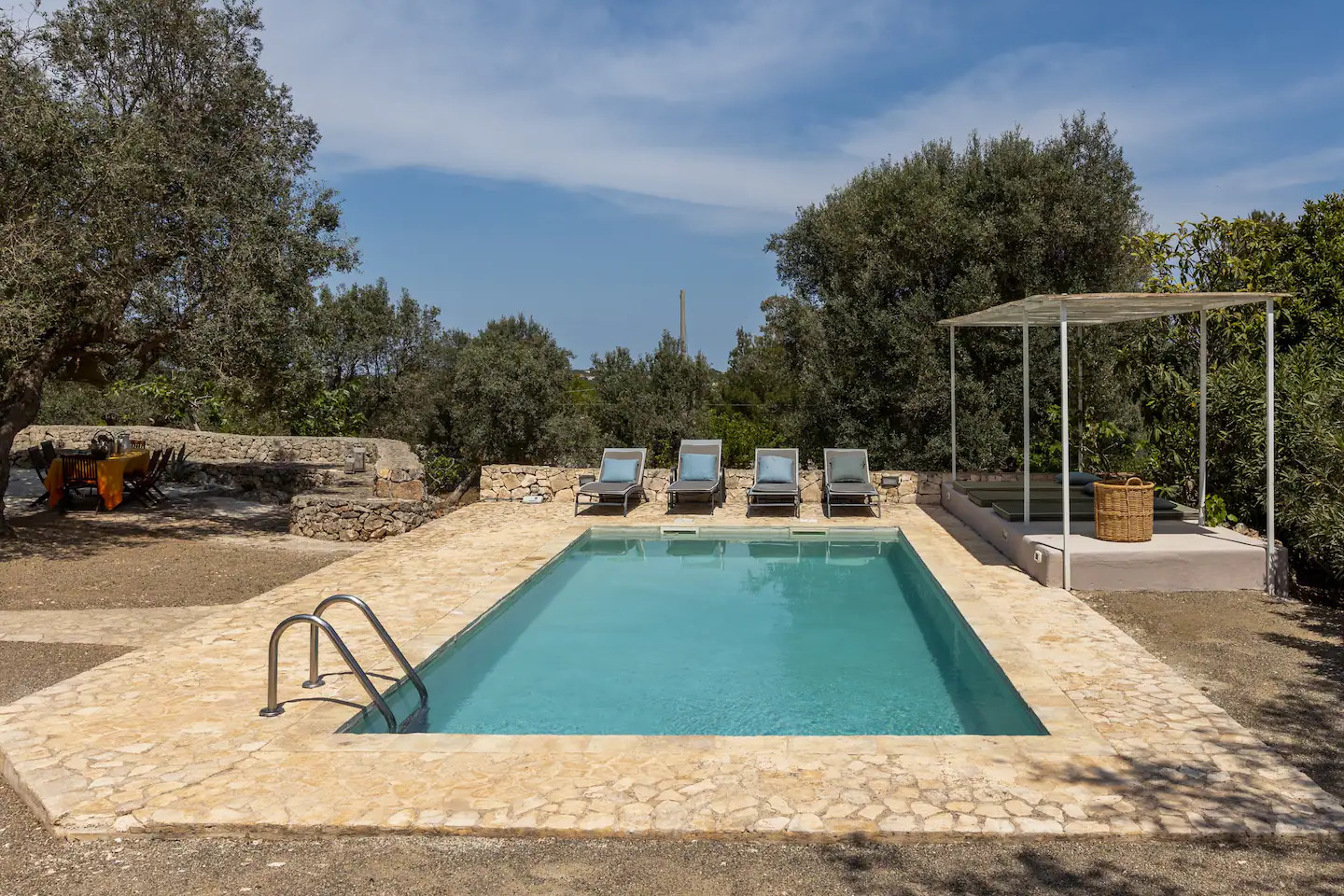 piscine avec terrasse en pierres