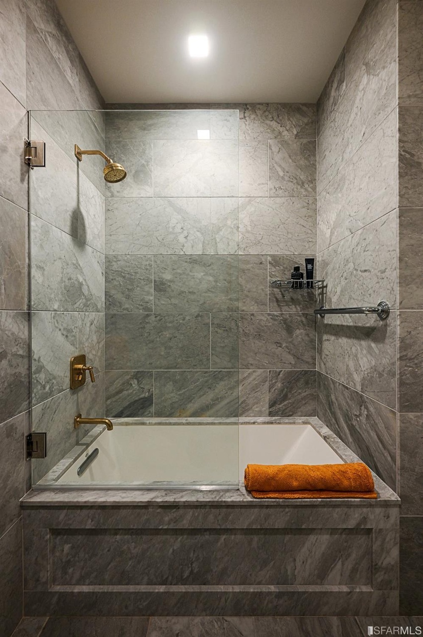 salle de bain marbre gris