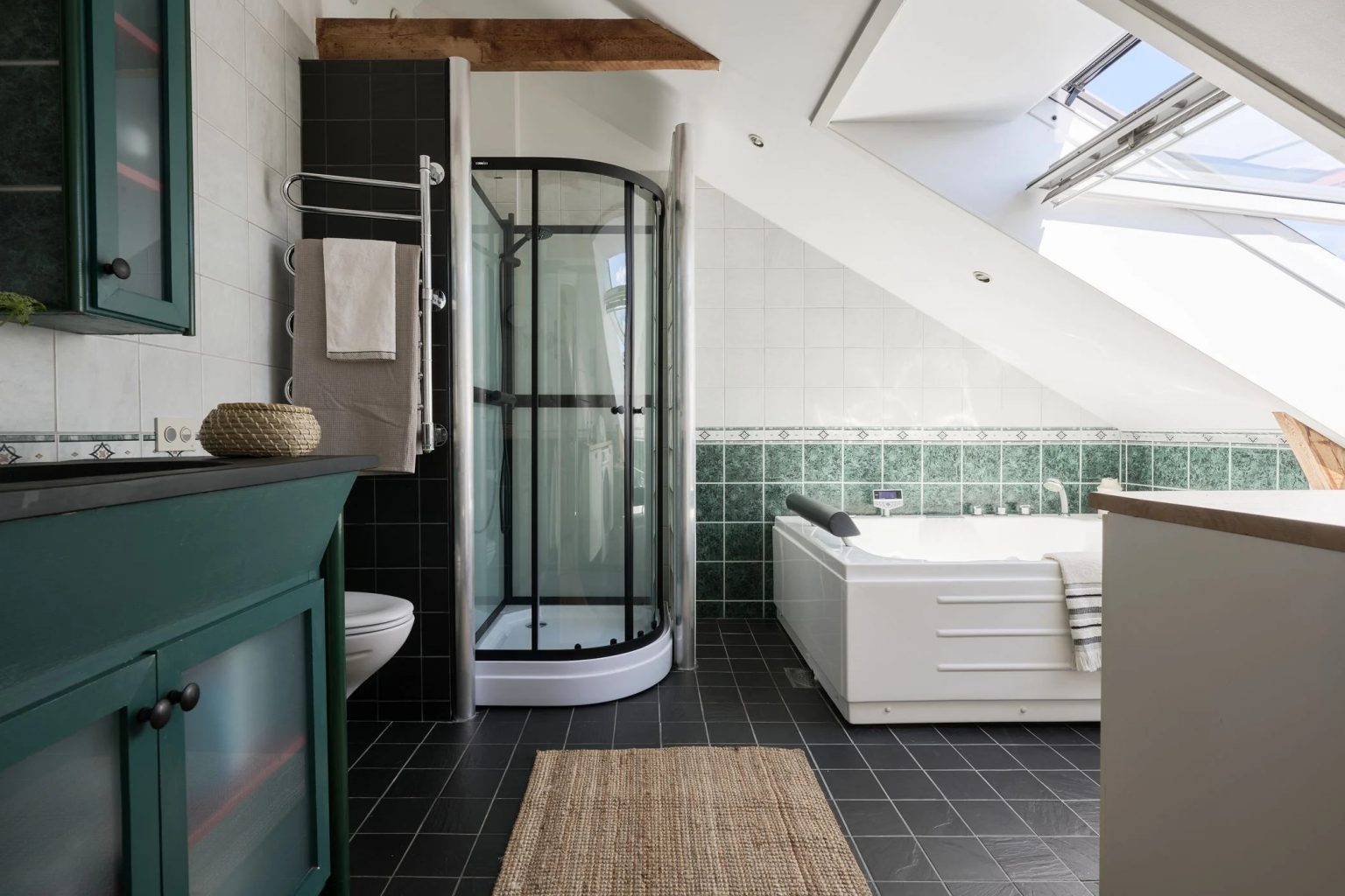 salle de bain verte avec fenêtre de toit