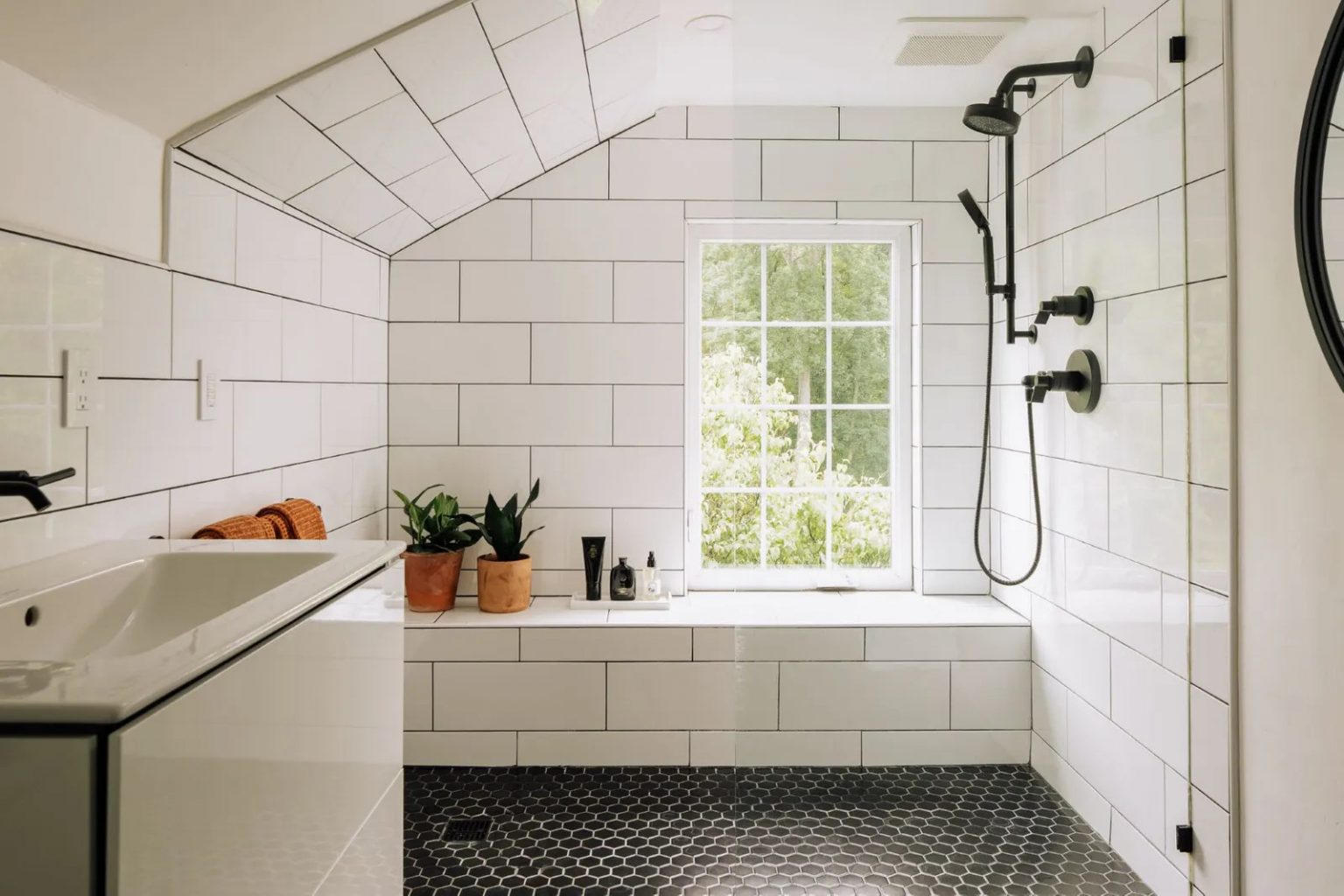 salle de bain design carrelage blanc