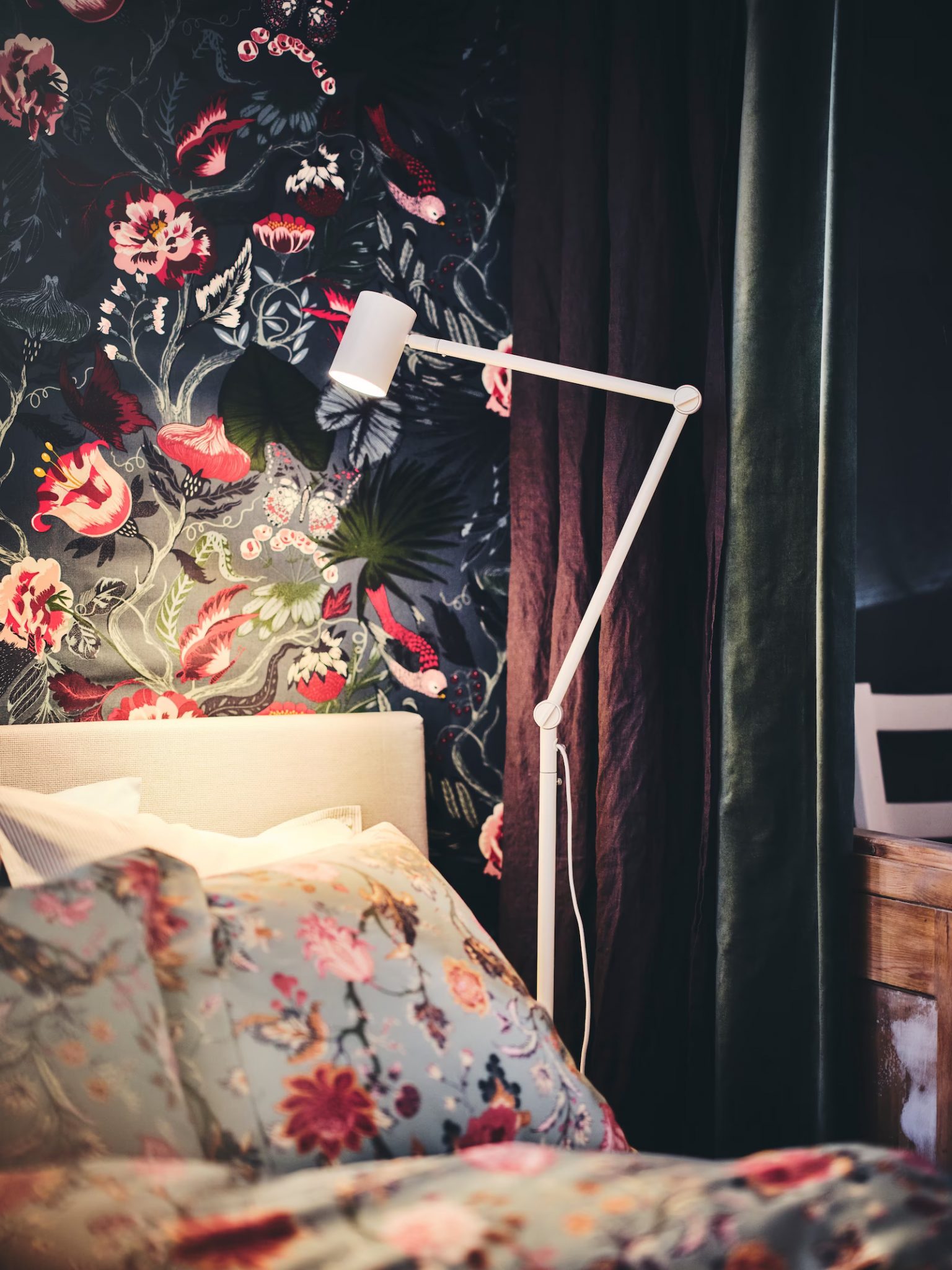 lit avec draps fleuris