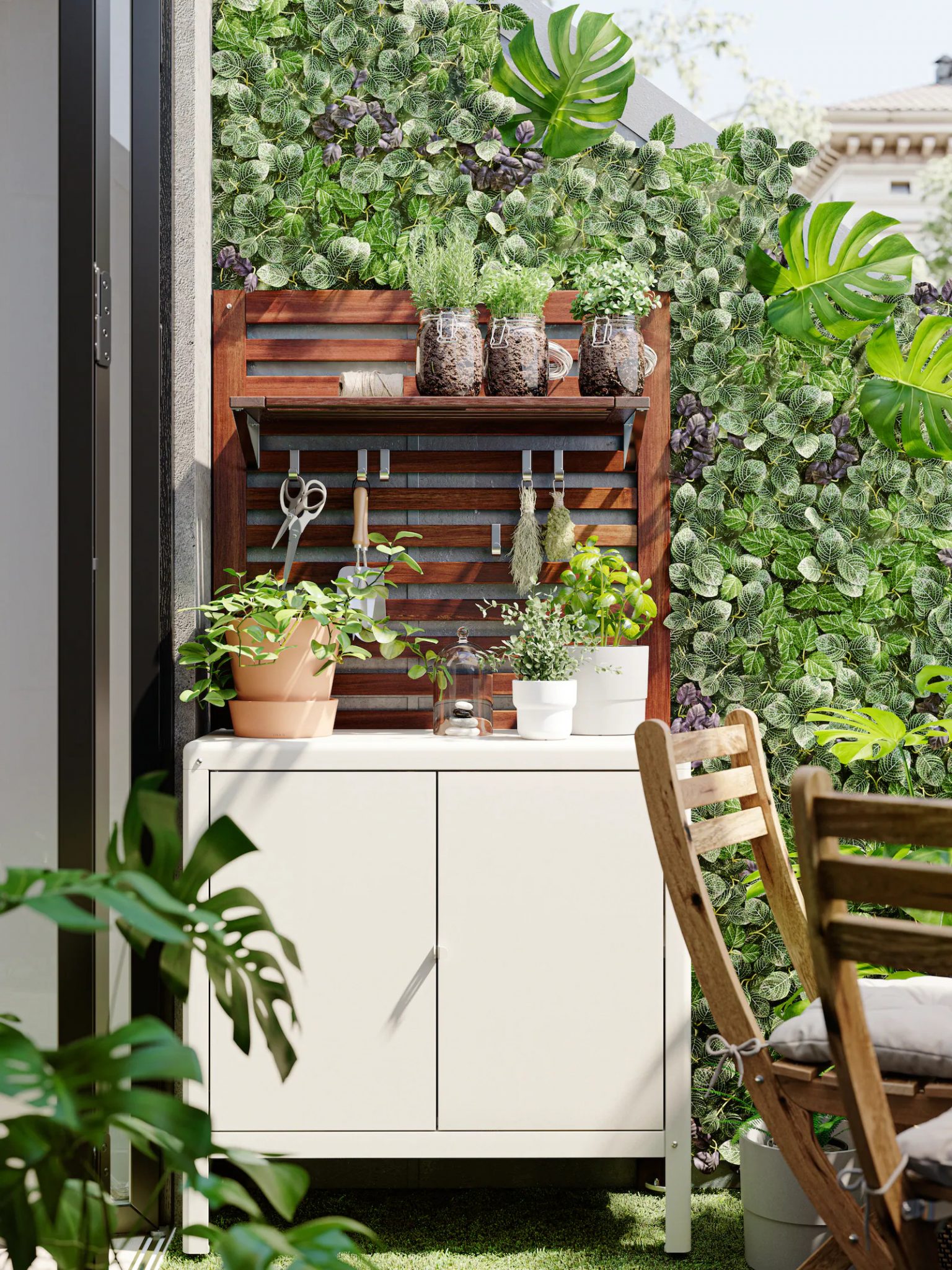 aménagement petit balcon par IKEA avec mur végétal