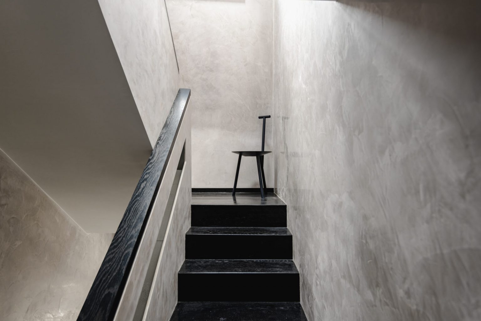 escalier noir murs enduit gris